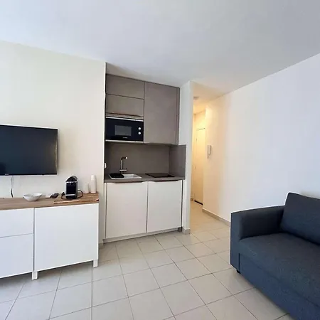 Studio Cosy Avec Terrasse, Piscine Et Climatisation A Mandelieu-la-napoule, Proche Commerces - Fr-1-609-107